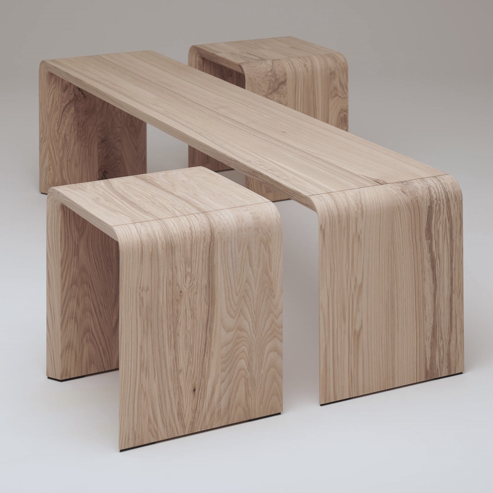 'Staples' tafel, kruk en bank. Doorlopende massief houten planken in karakteristieke design vorm