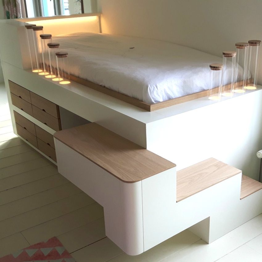 kinderbed met trap, verlichting in transparante buizen en veel laden