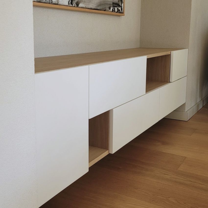 zwevend dressoir, moderne witte vormgeving met eikenhouten elementen