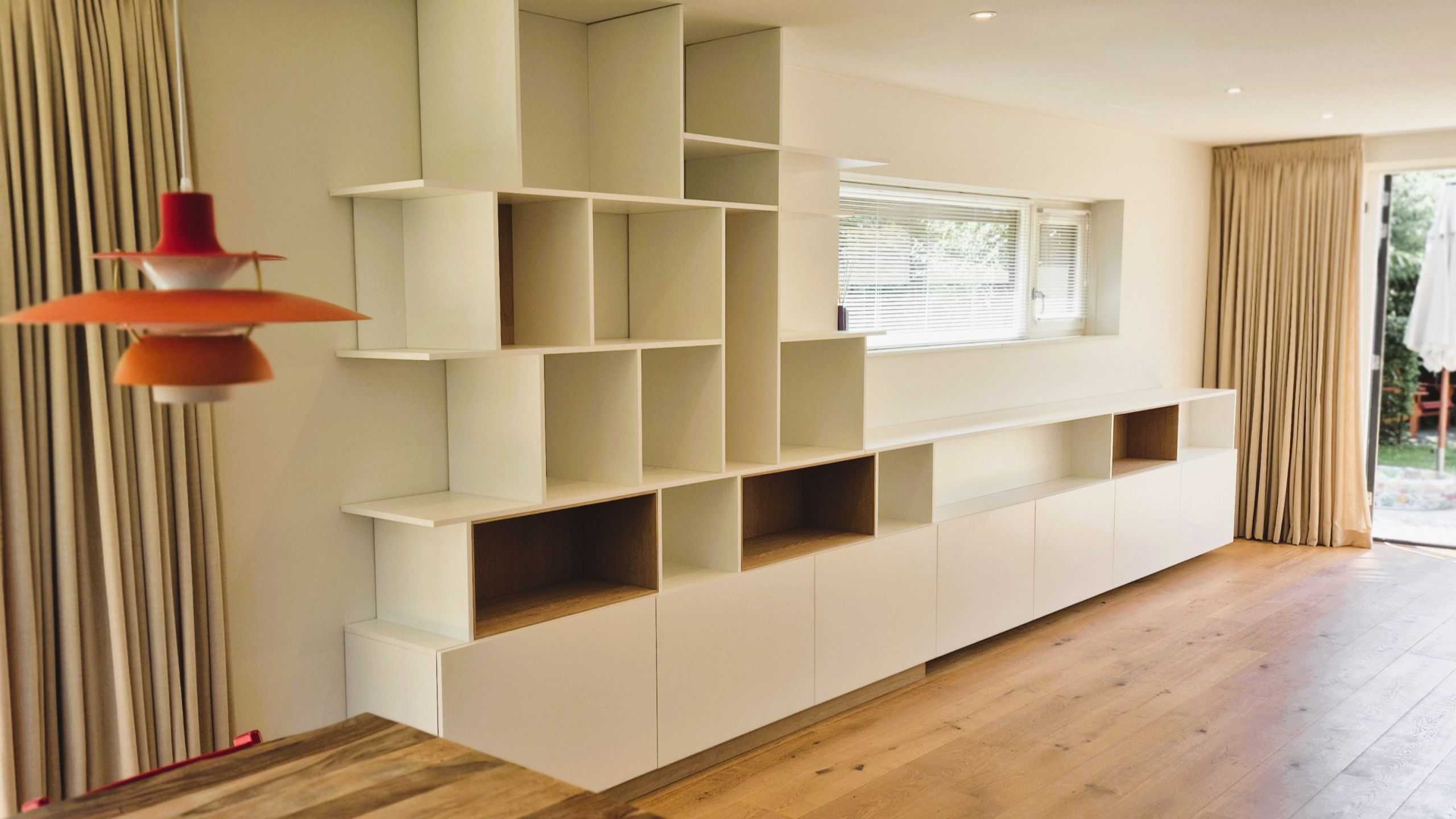 maatwerk wandmeubel, een vakkenkast met een moderne vormgeving.