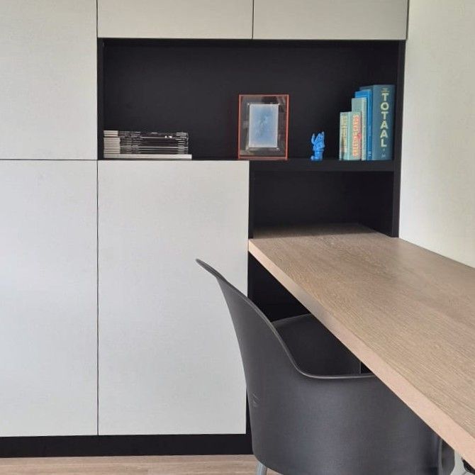 Op maat ontworpen bureau, doorlopend in een design kast