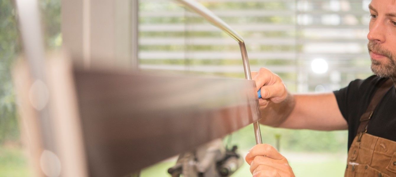 Meubelmaker aan het werk aan een meubel. 